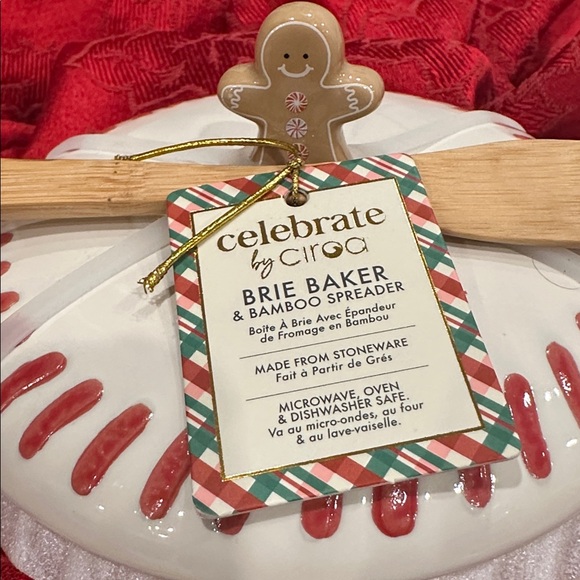 NWT Brie Baker with Red Accents and Bamboo Spreader - Picture 2 of 4
